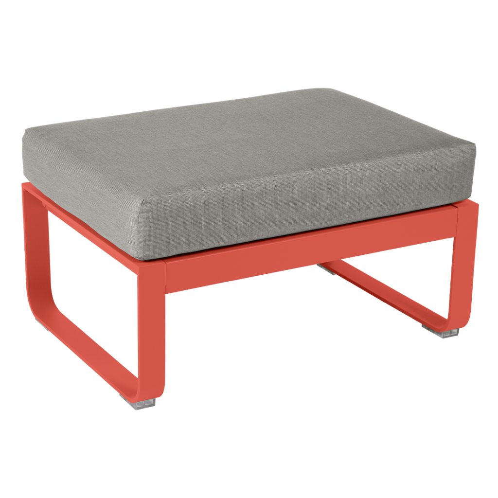 Un pouf orange et gris sur fond blanc.