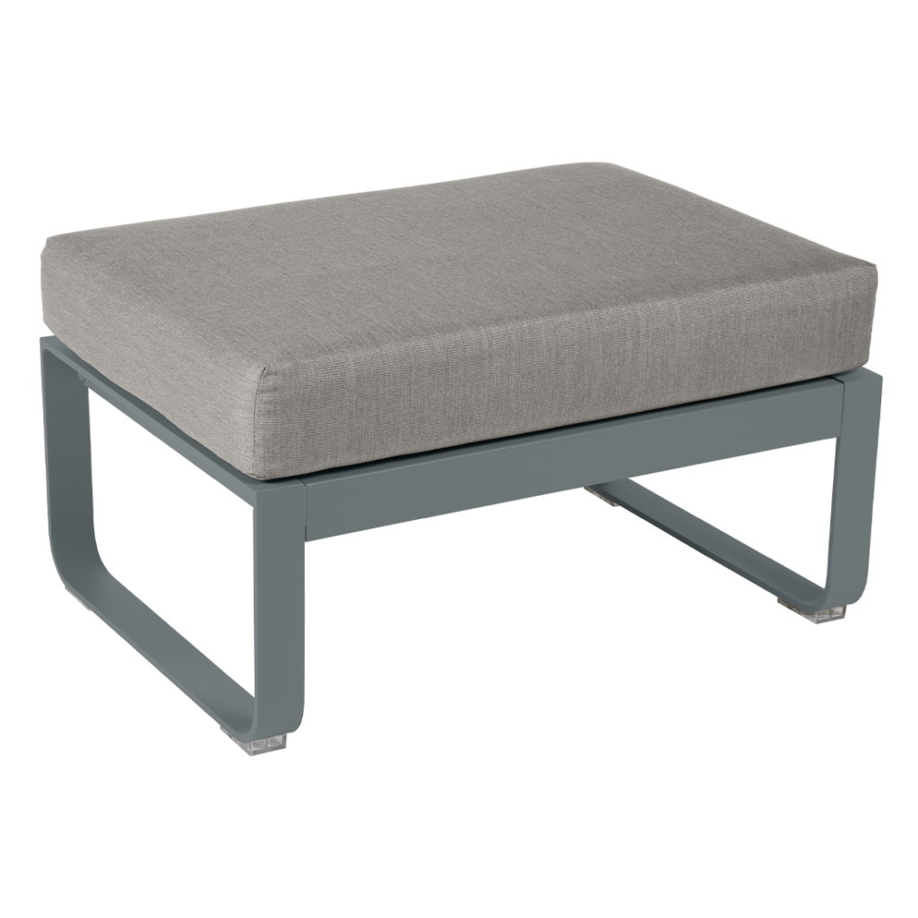 Un pouf gris avec un coussin gris.