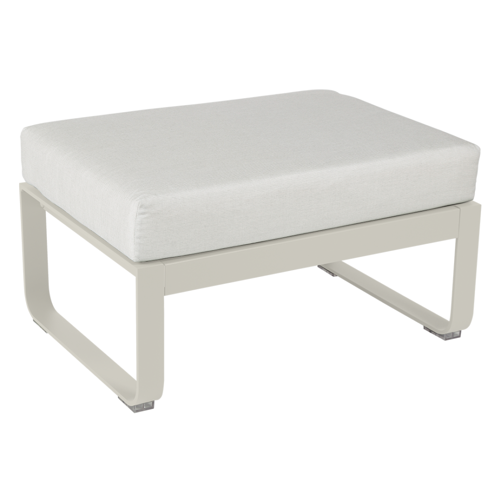 Un pouf blanc avec un coussin blanc.