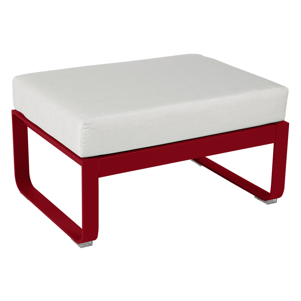 Un pouf rouge et blanc sur fond blanc.