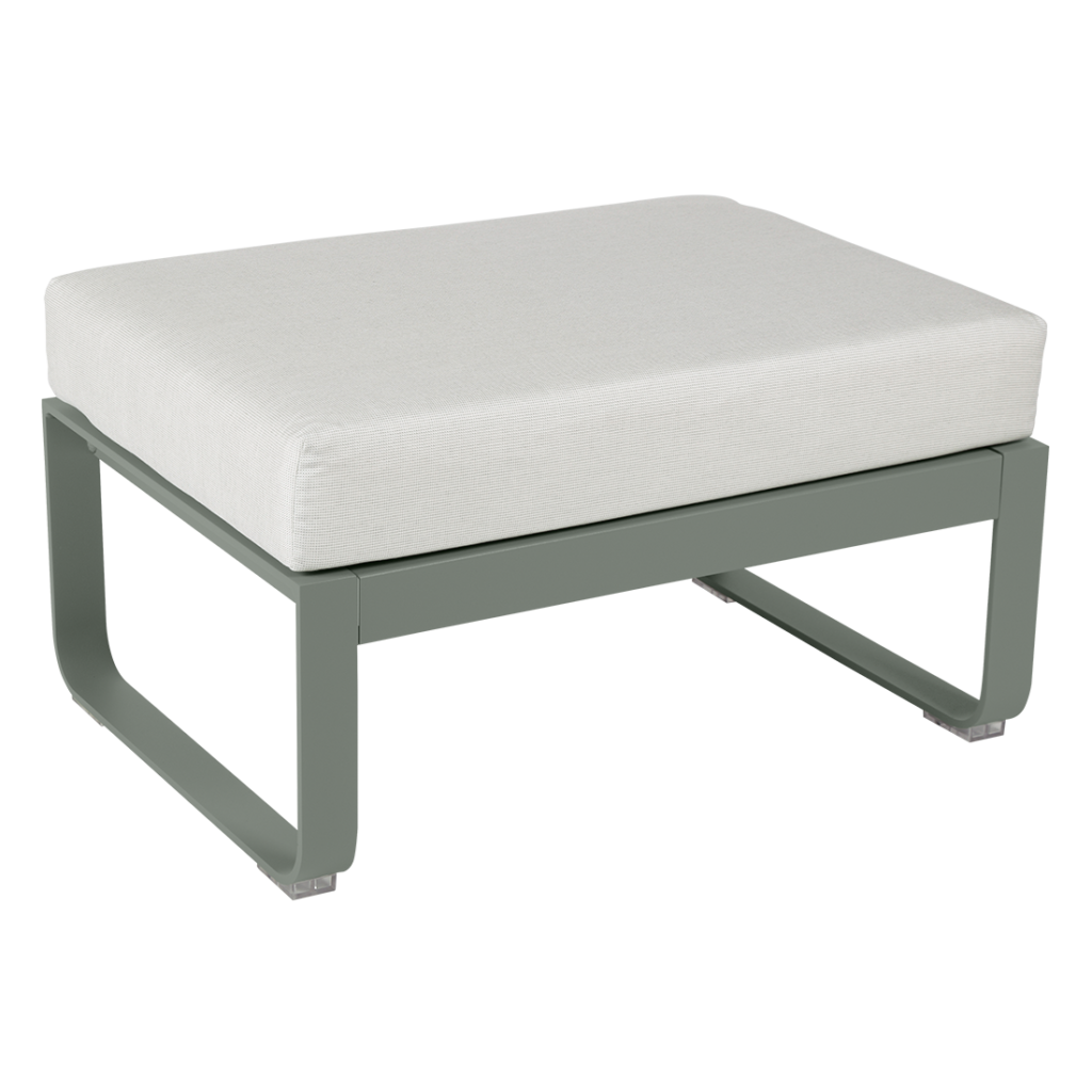 Un pouf gris avec un coussin blanc.
