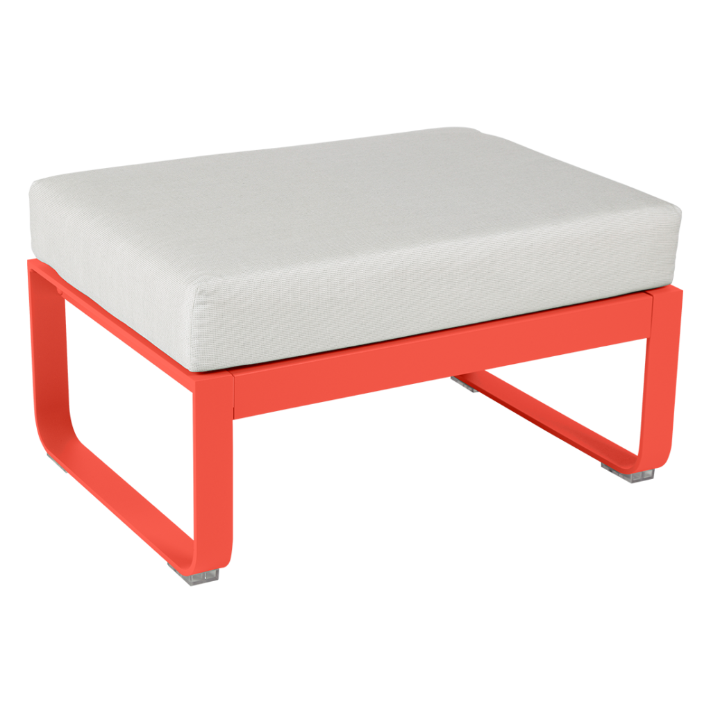 Un pouf orange et blanc avec un coussin.