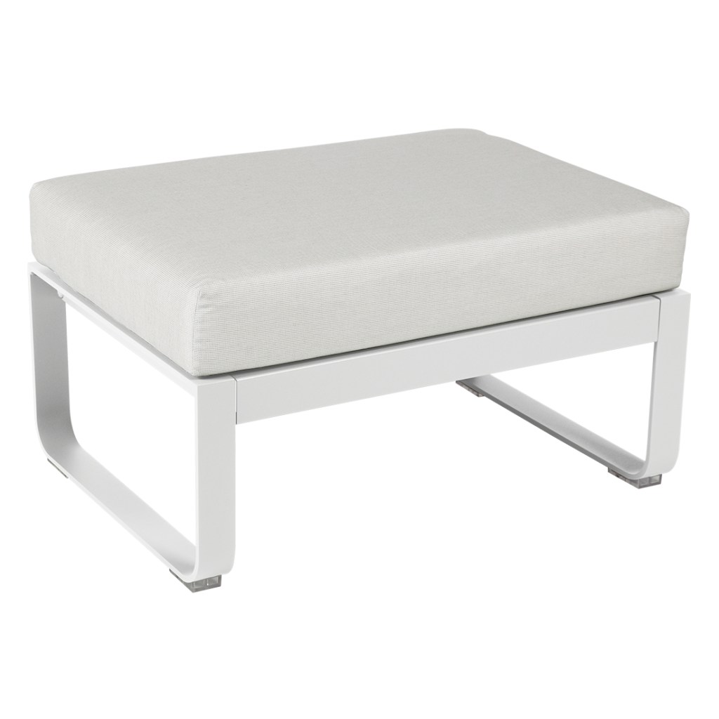 Un pouf blanc avec un coussin sur le dessus.