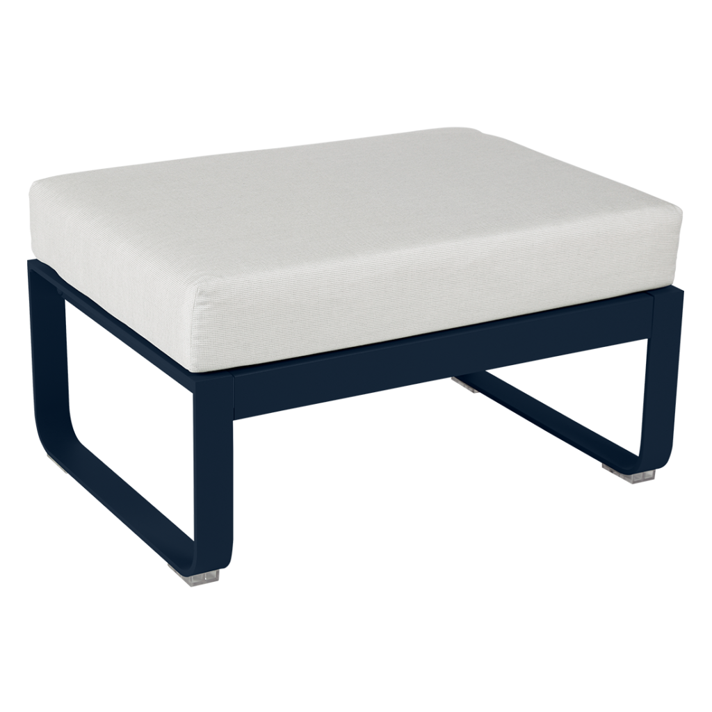Un pouf d'extérieur avec un coussin blanc et un cadre noir.