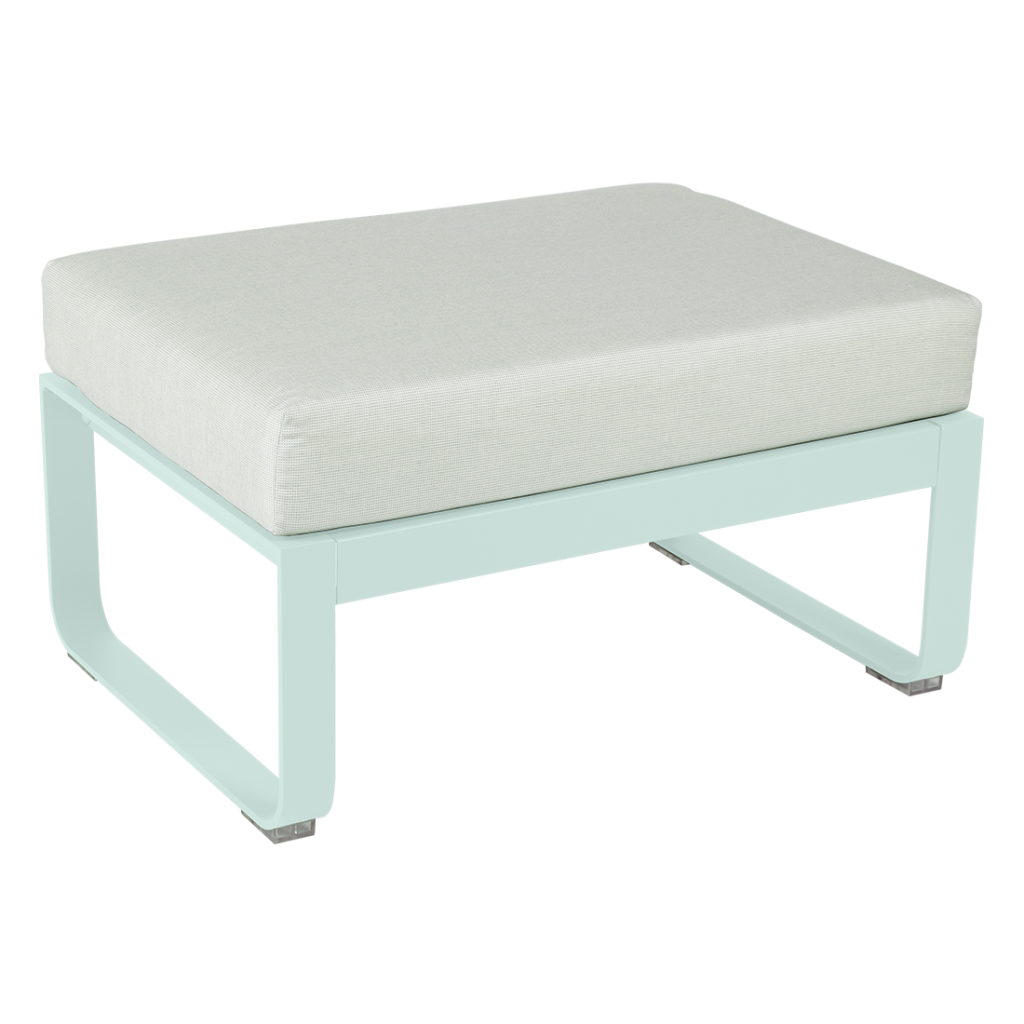 Un pouf bleu clair avec un coussin blanc.