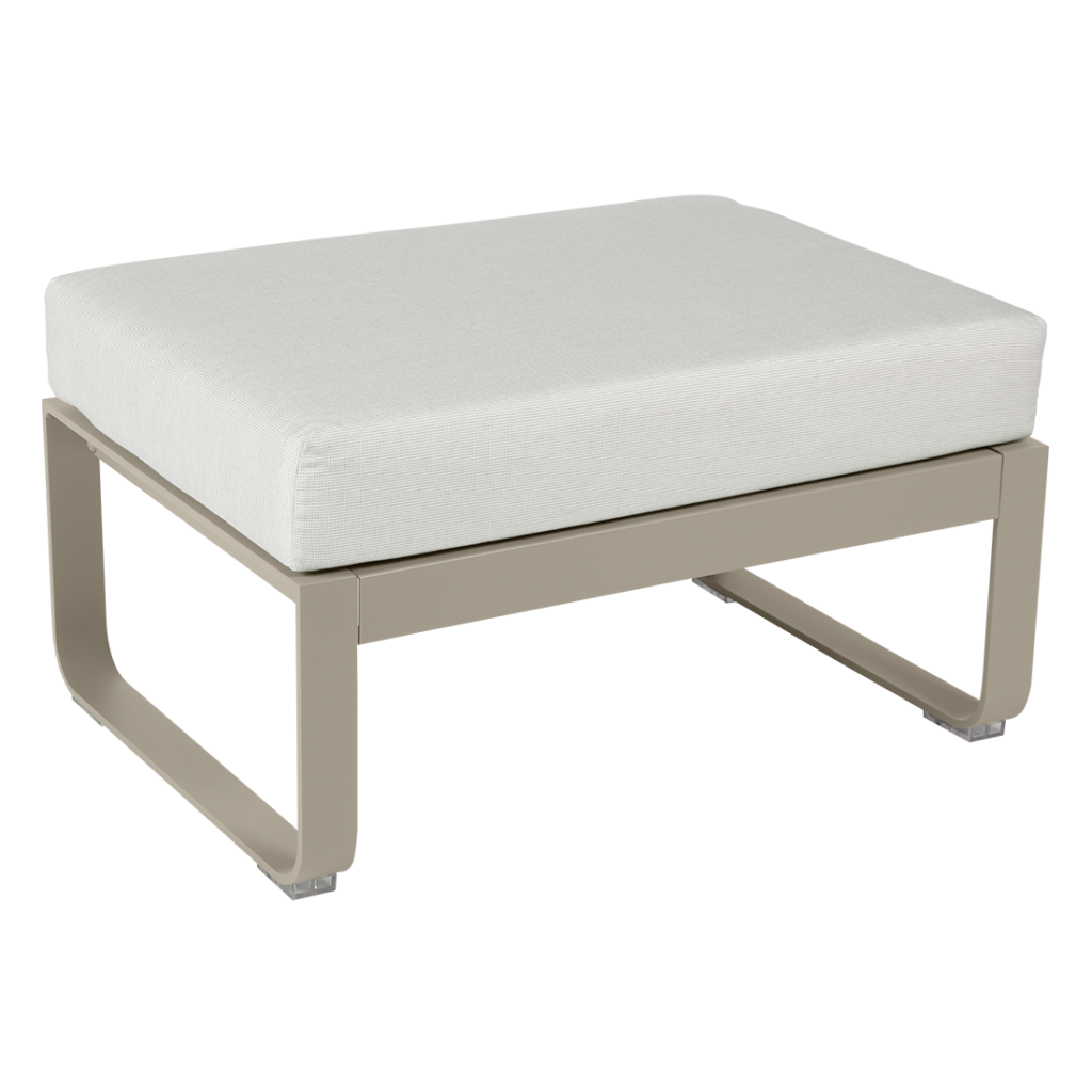 Un pouf beige avec un coussin blanc.