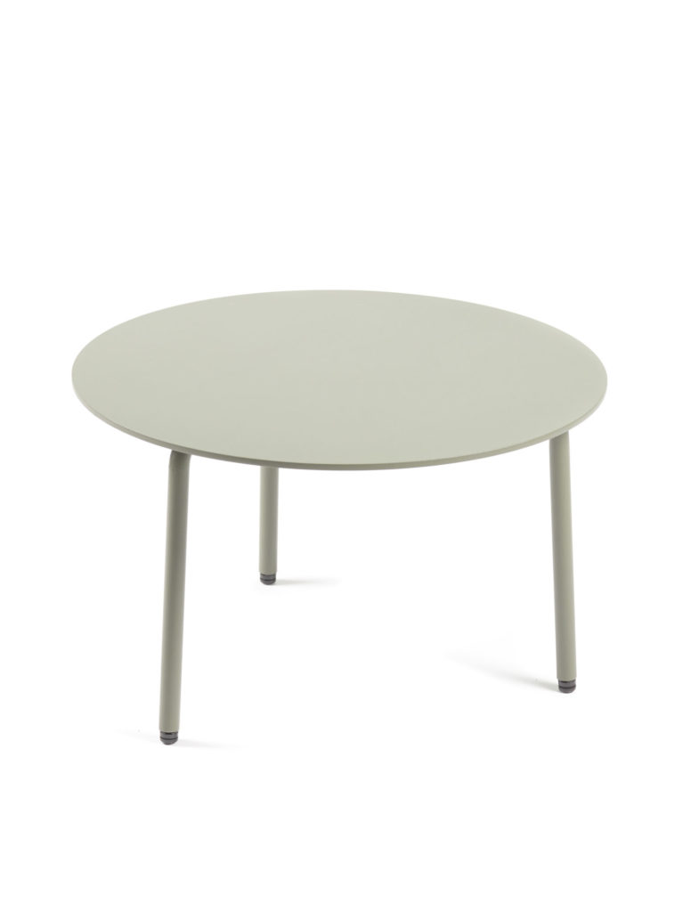 Une table basse ronde avec un piètement en sable.