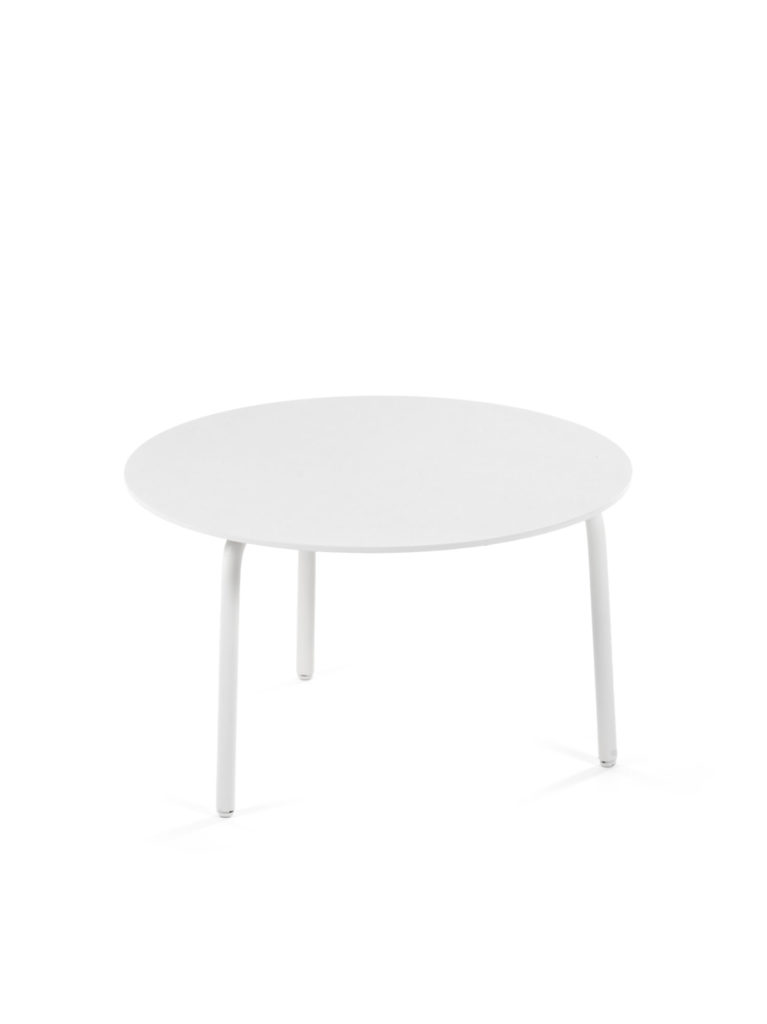 Une table basse blanche sur fond blanc.