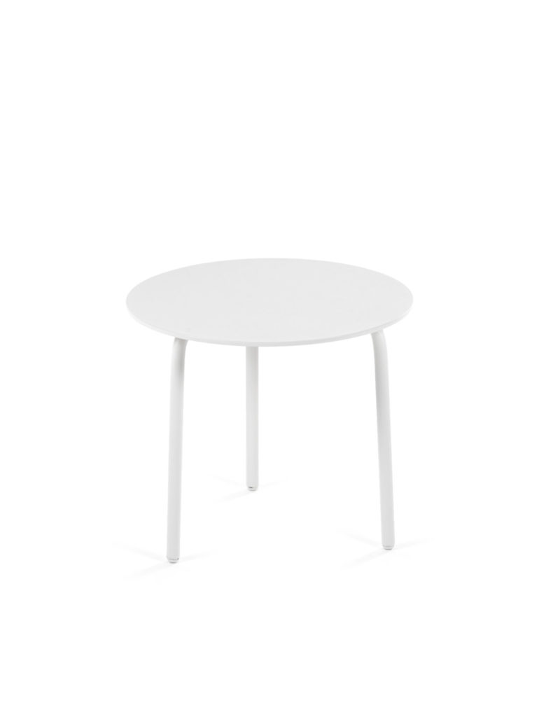 Une table ronde blanche sur fond blanc, parfaite comme table d'appoint.