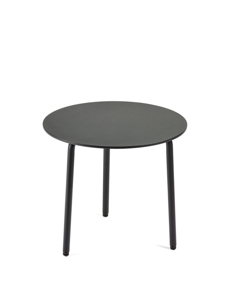 Une table ronde avec des pieds noirs sur fond blanc. Fait de sable.