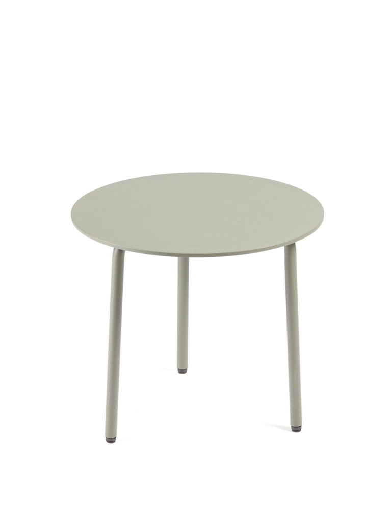 Une table ronde sur fond blanc.