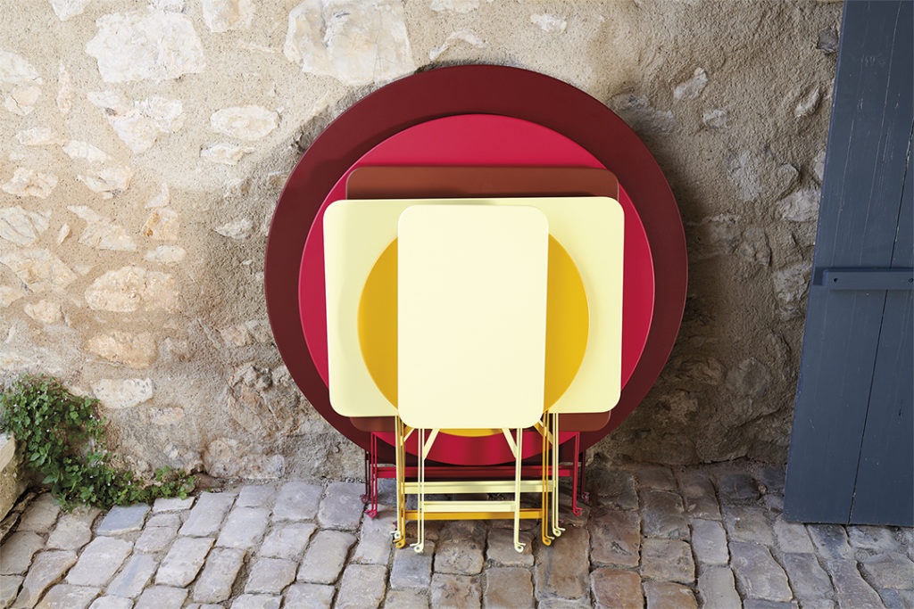 Tables de toutes tailles Bistrot pliée et prête pour rangement ou utilisation en plein soleil d’été