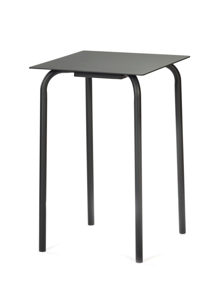 Une table carrée avec des pieds noirs et un plateau en verre noir.