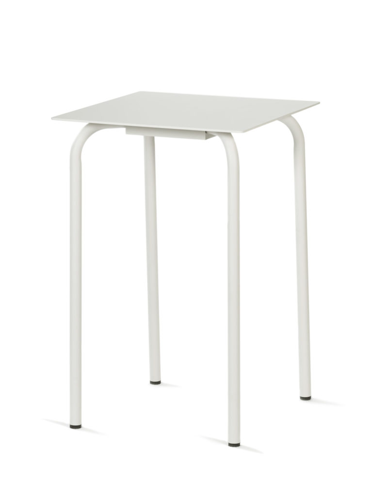 Une table blanche avec un plateau et des pieds carrés.
