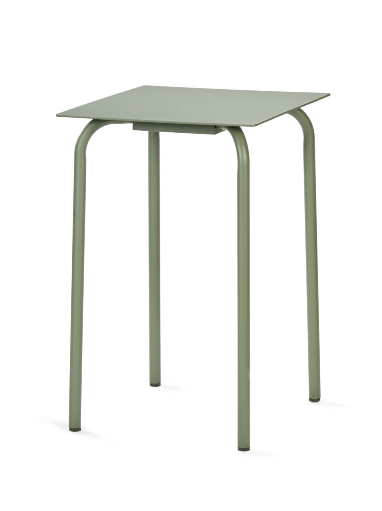 Une table carrée verte avec une structure en métal.