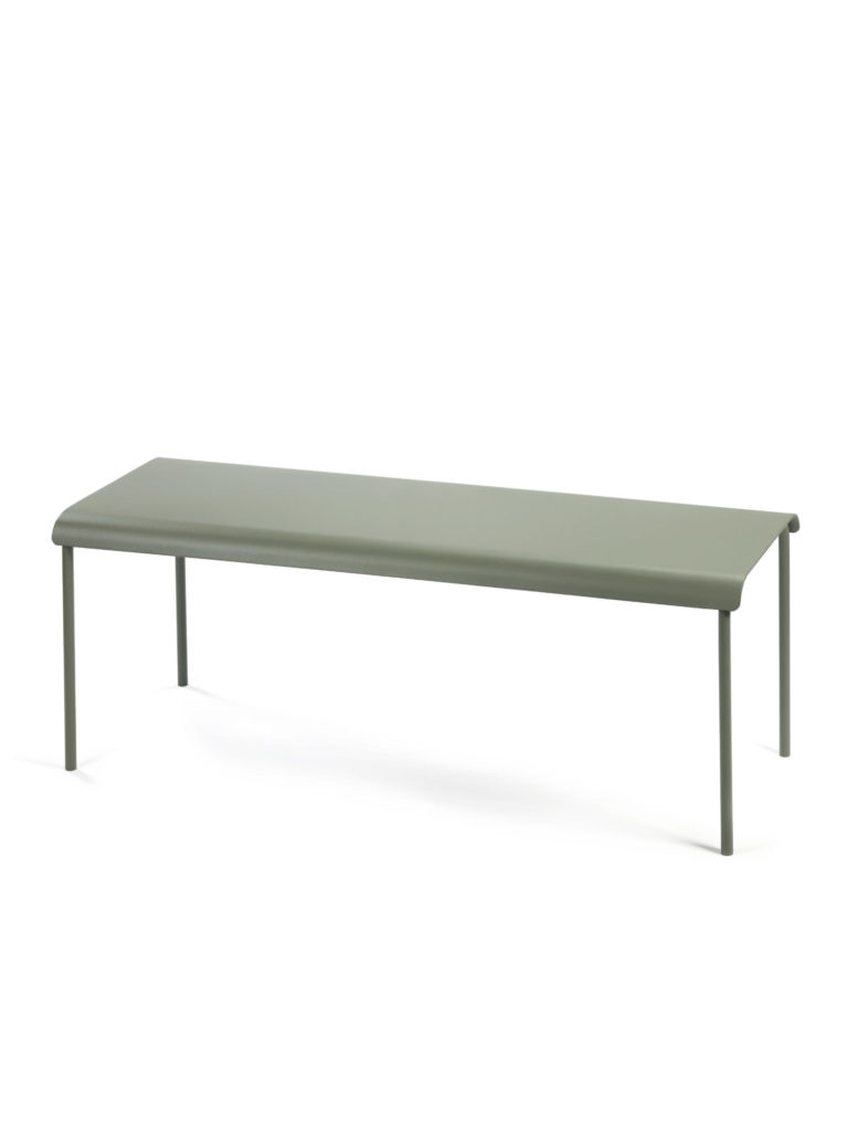 Un banc vert avec une structure en métal sur fond blanc.