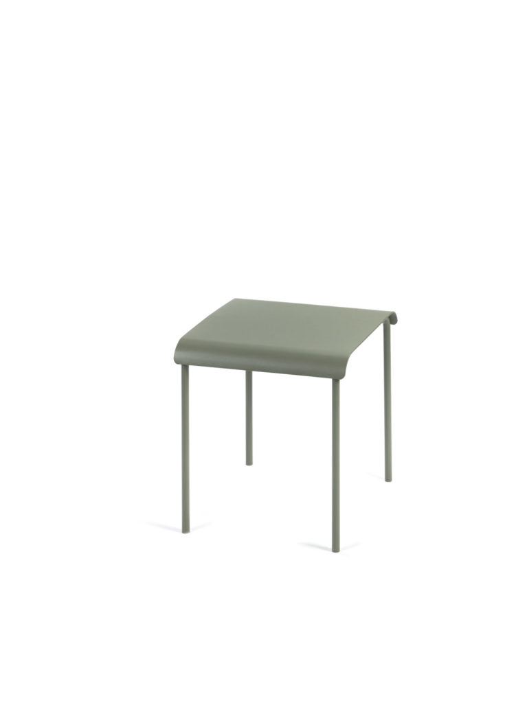 Une petite table verte sur fond blanc.