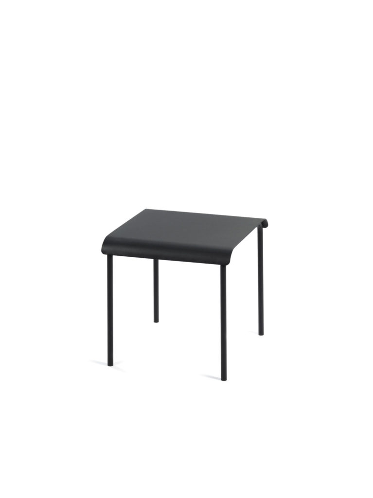 Une table d'appoint noire sur fond blanc.