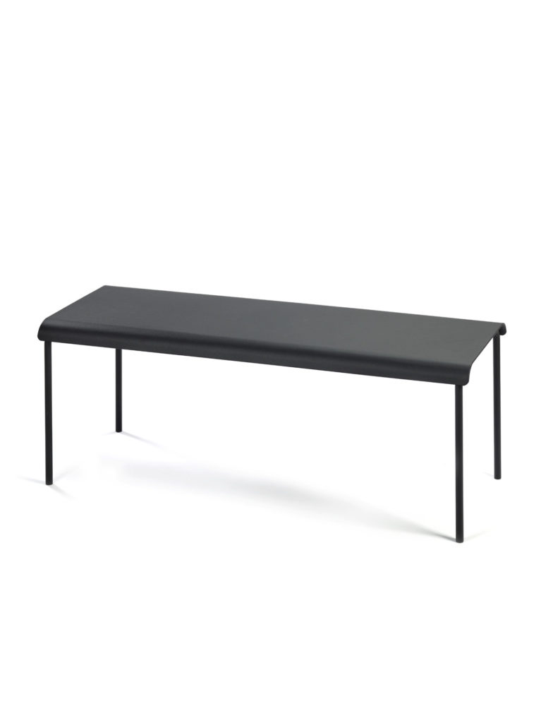 Une table basse noire sur fond blanc.