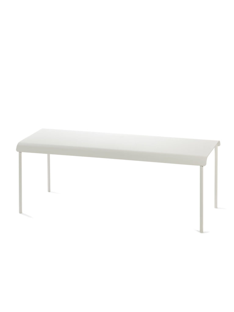 Un banc blanc sur une surface blanche.