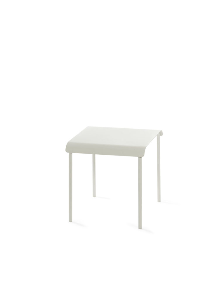 Un petit tableau blanc sur fond blanc.