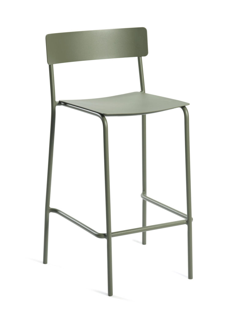 Un tabouret de bar en métal vert sur fond blanc.