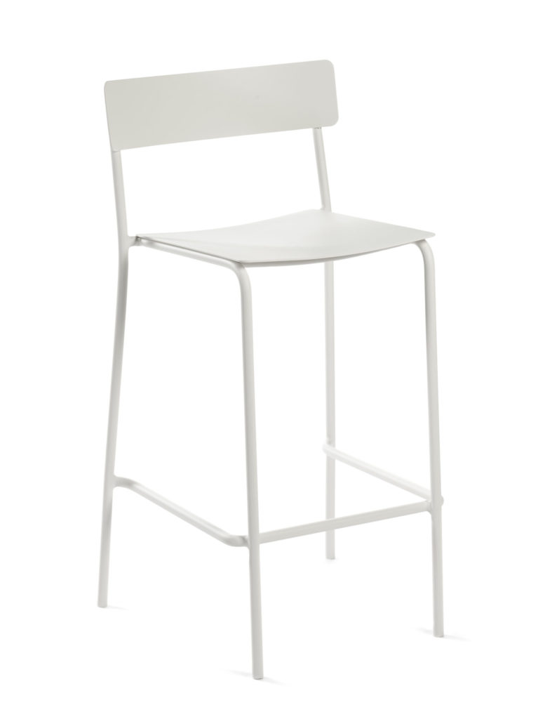 Un tabouret de bar en métal blanc sur fond blanc.