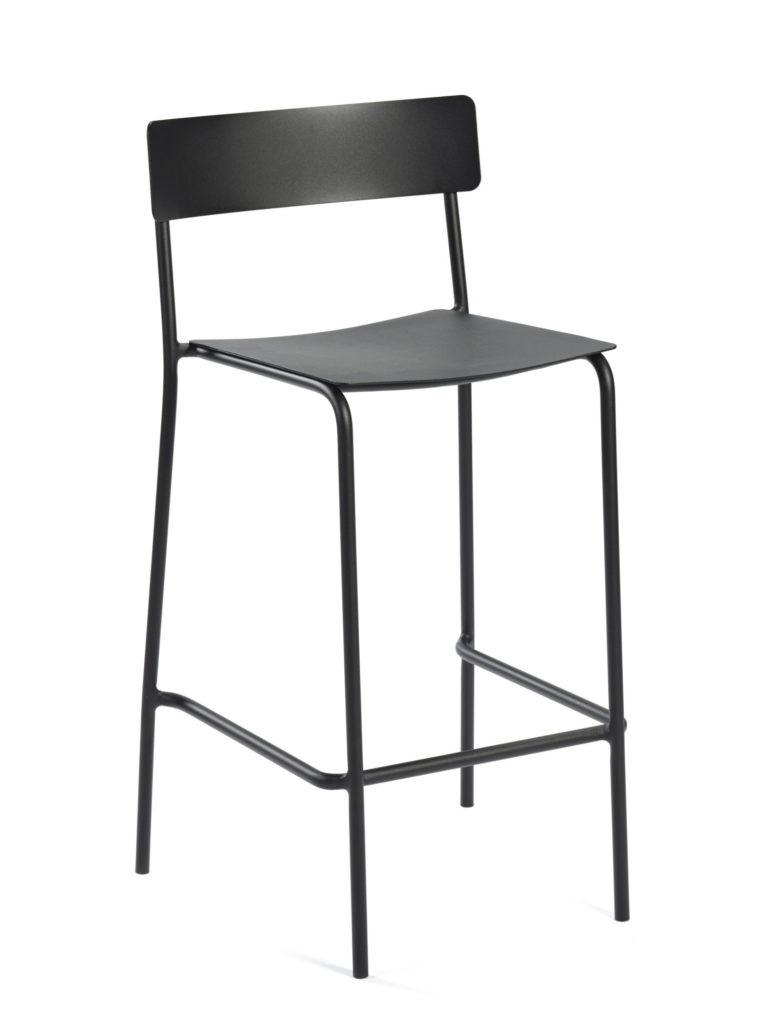 Un tabouret de bar en métal noir sur fond blanc.