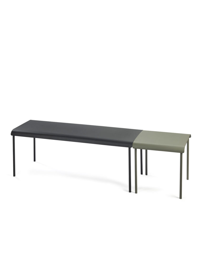 Un banc avec deux pieds et un plateau noir.