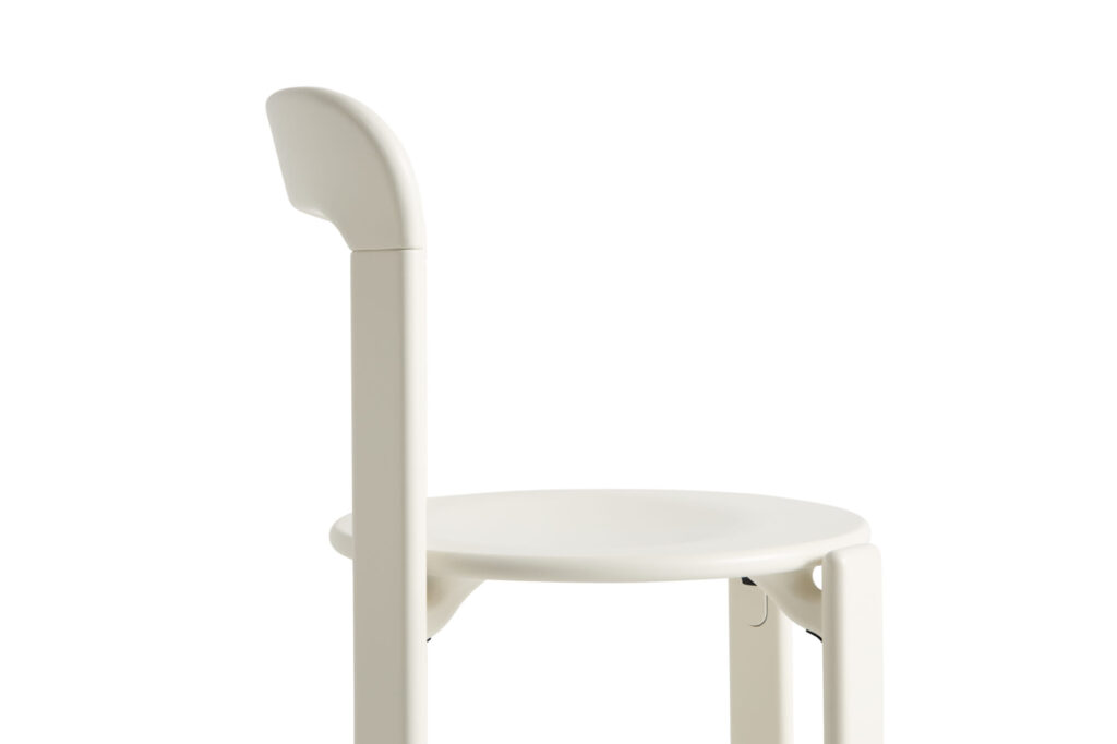 La Chaise Rey est une chaise blanche minimaliste dotée d'une assise ronde et d'un dossier haut unique, photographiée sur un fond blanc uni.