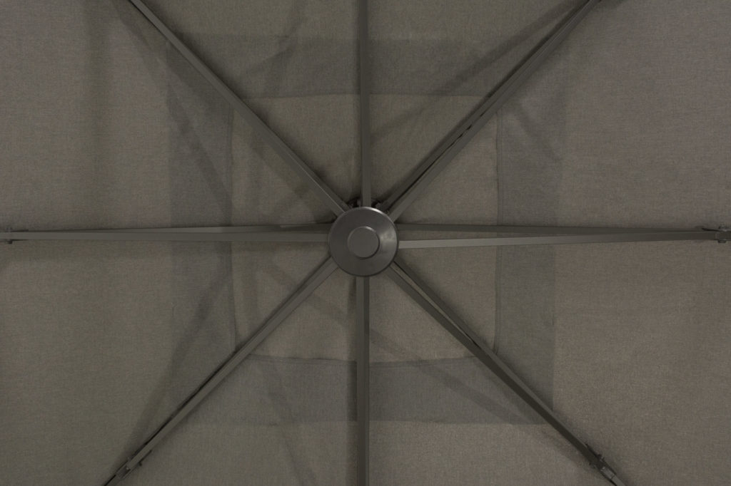 Un gros plan d'un parapluie gris.