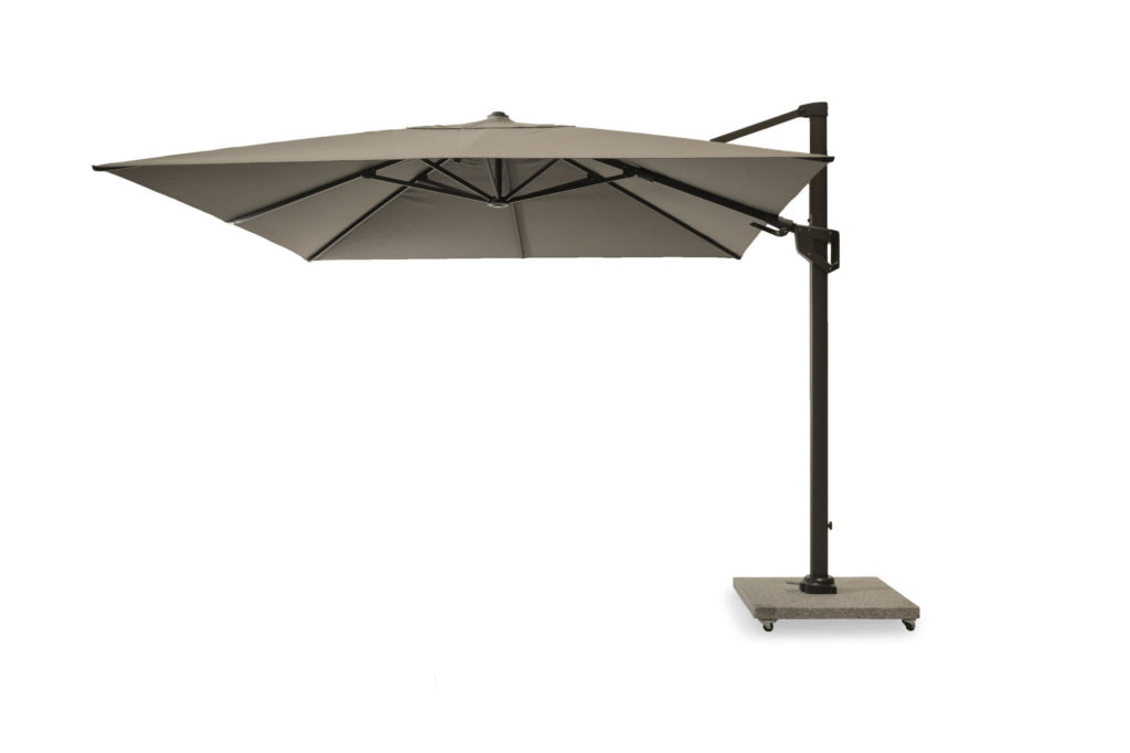 Un parasol beige sur un mât déporté sur fond blanc.