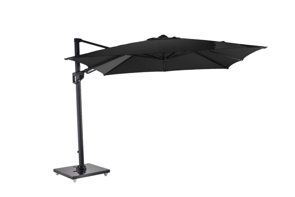 Un parapluie taupe fumé sur un support sur un fond blanc.