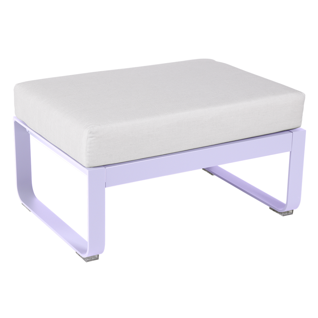 Un Pouf Bellevie moderne avec un coussin blanc sur un cadre en métal élégant et incurvé, isolé sur un fond transparent.