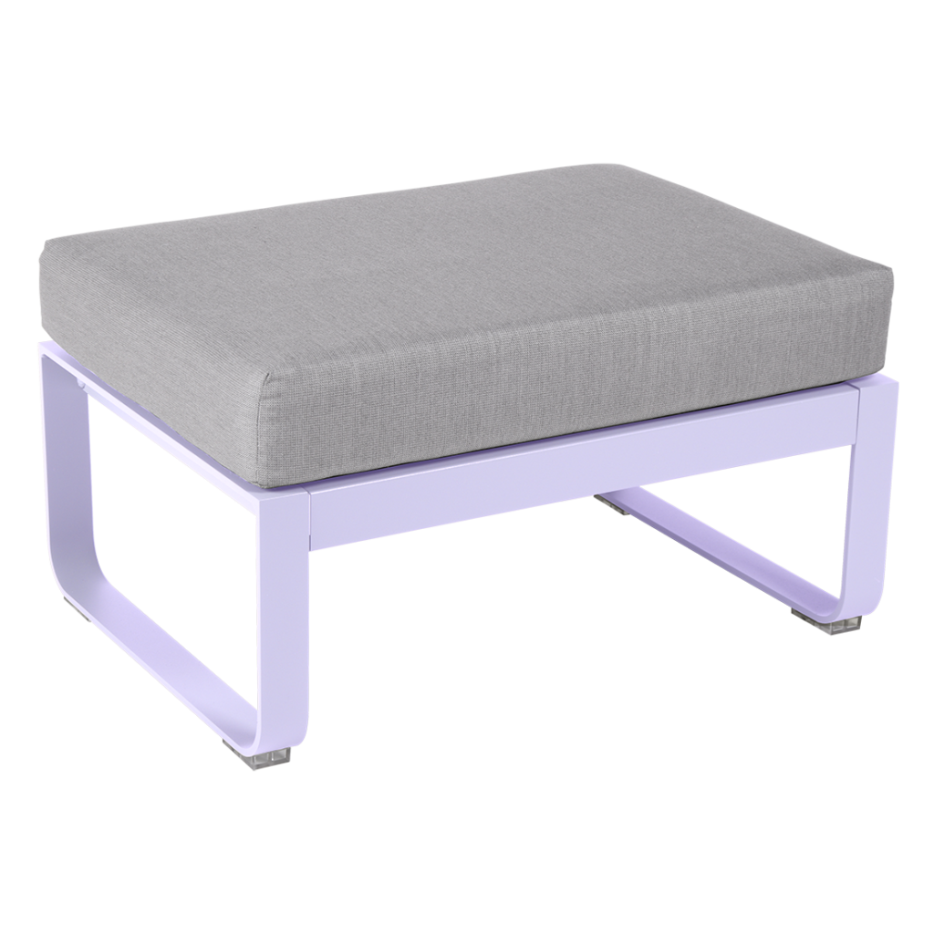 Phrase avec le nom du produit : Un pouf Fermob Bellevie moderne tapissé de gris avec un cadre en métal blanc sur un fond transparent.