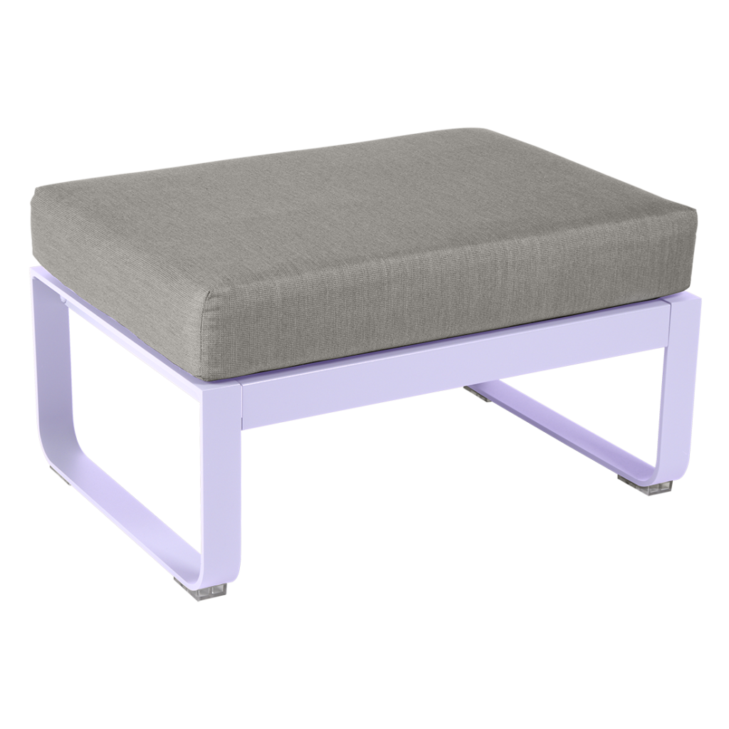 Pouf Bellevie moderne avec une structure en métal blanc brillant sur fond rayé.