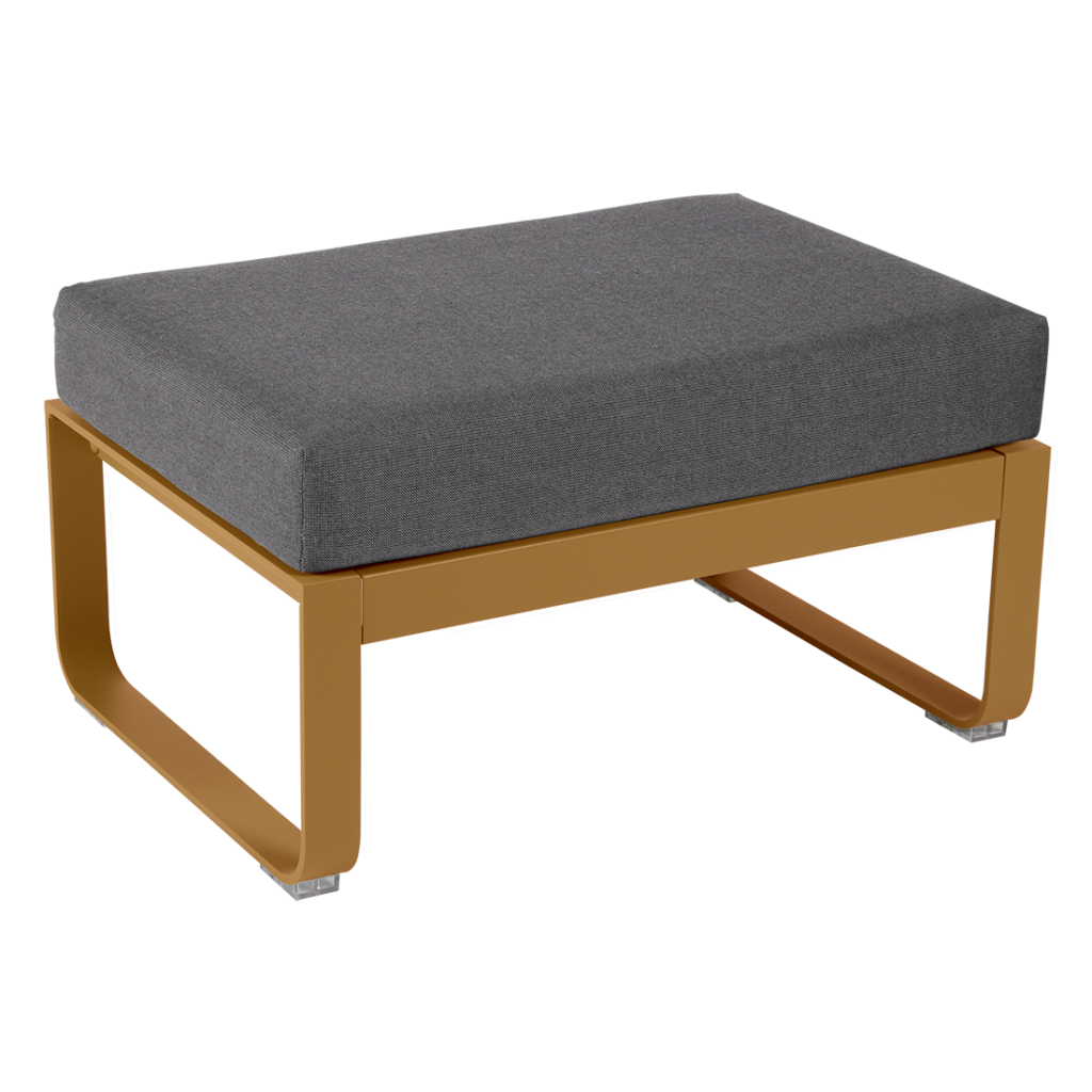 Un pouf Bellevie moderne avec un coussin gris et des pieds en bois élégants et incurvés dans une finition marron clair.