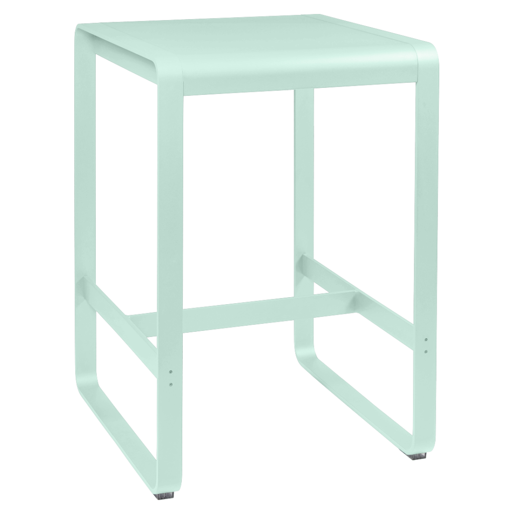 Un tabouret en métal vert sur fond blanc, 74 x 80 cm.