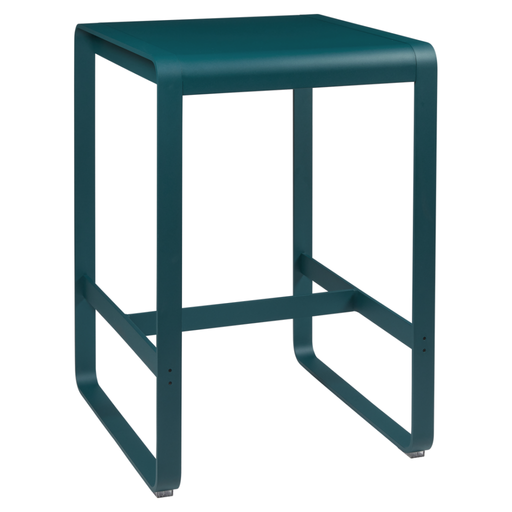 Un tabouret en métal bleu sarcelle avec une assise en bois portant les mots-clés « Bellevie ».