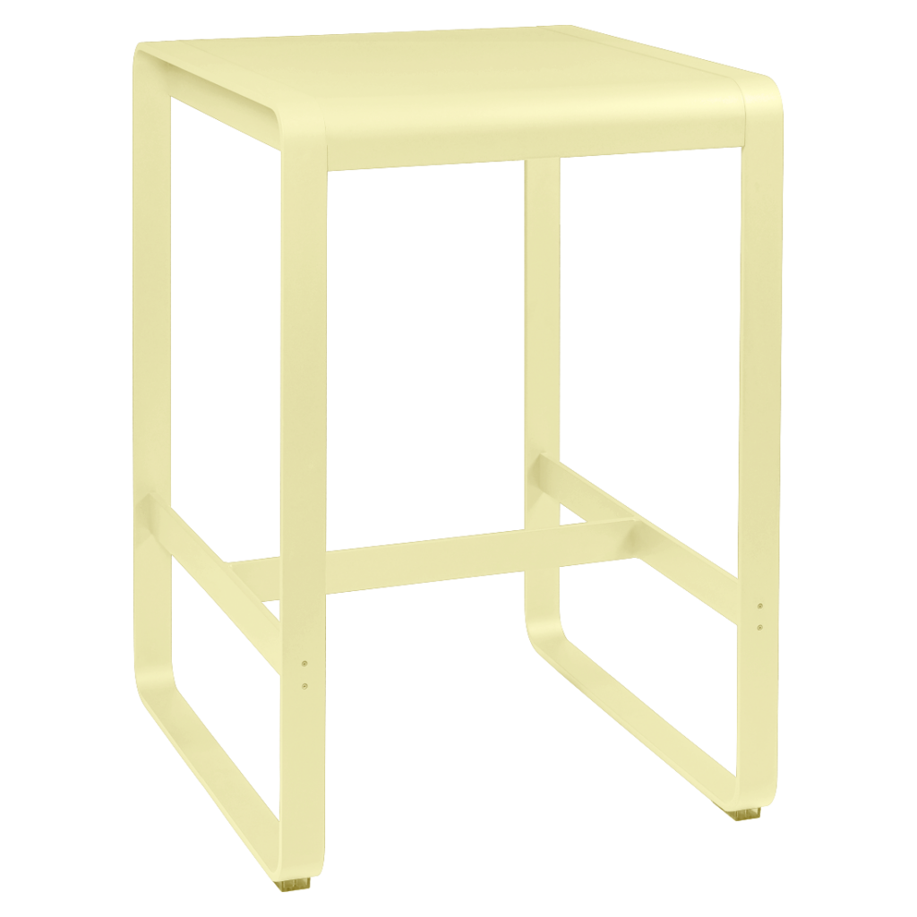 Un tabouret en métal jaune sur fond blanc.