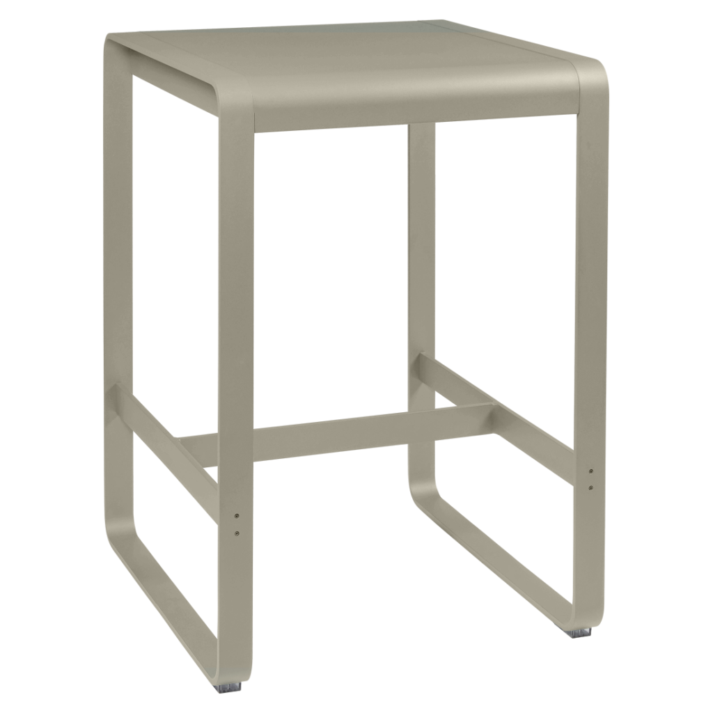 Un tabouret en métal beige sur fond blanc.