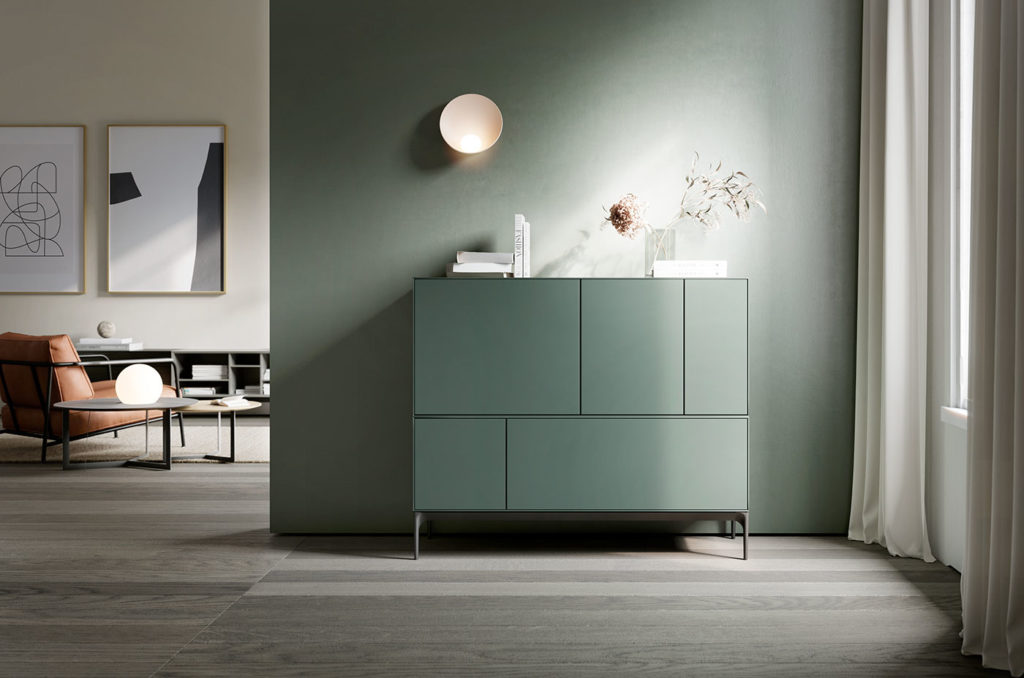 Un salon aux murs végétaux et meuble Buffet haut Lauki laqué.