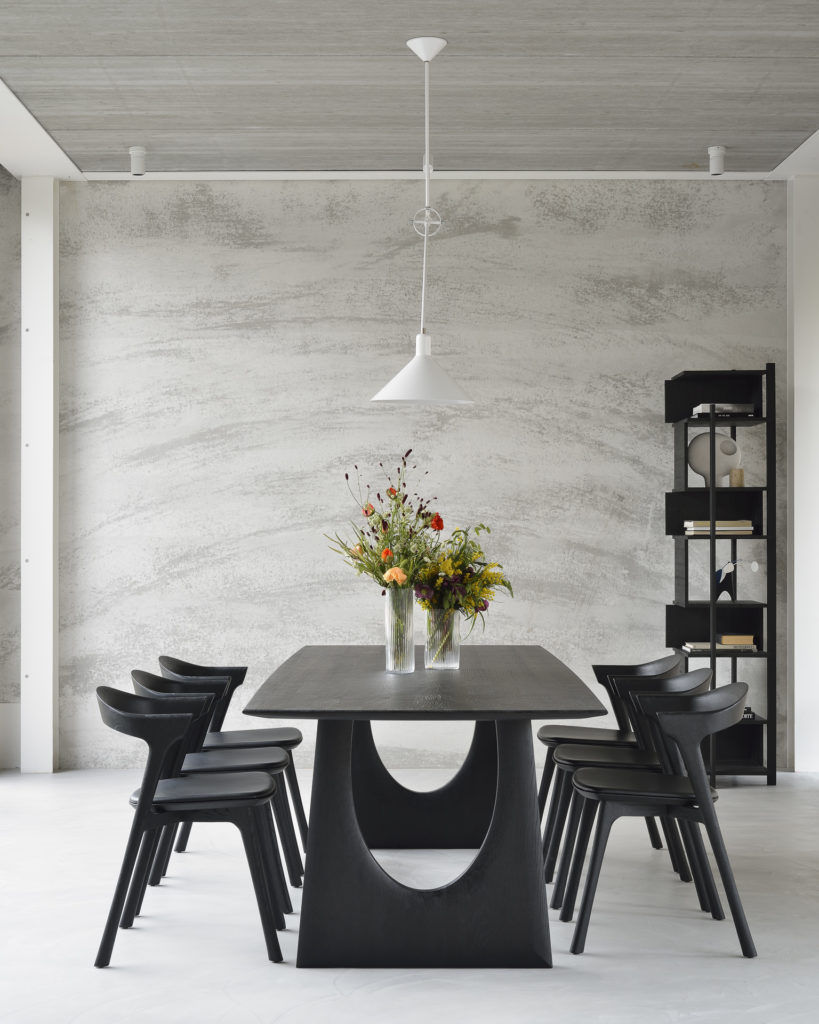 Une salle à manger géométrique avec une Table repas Géométrique noire.