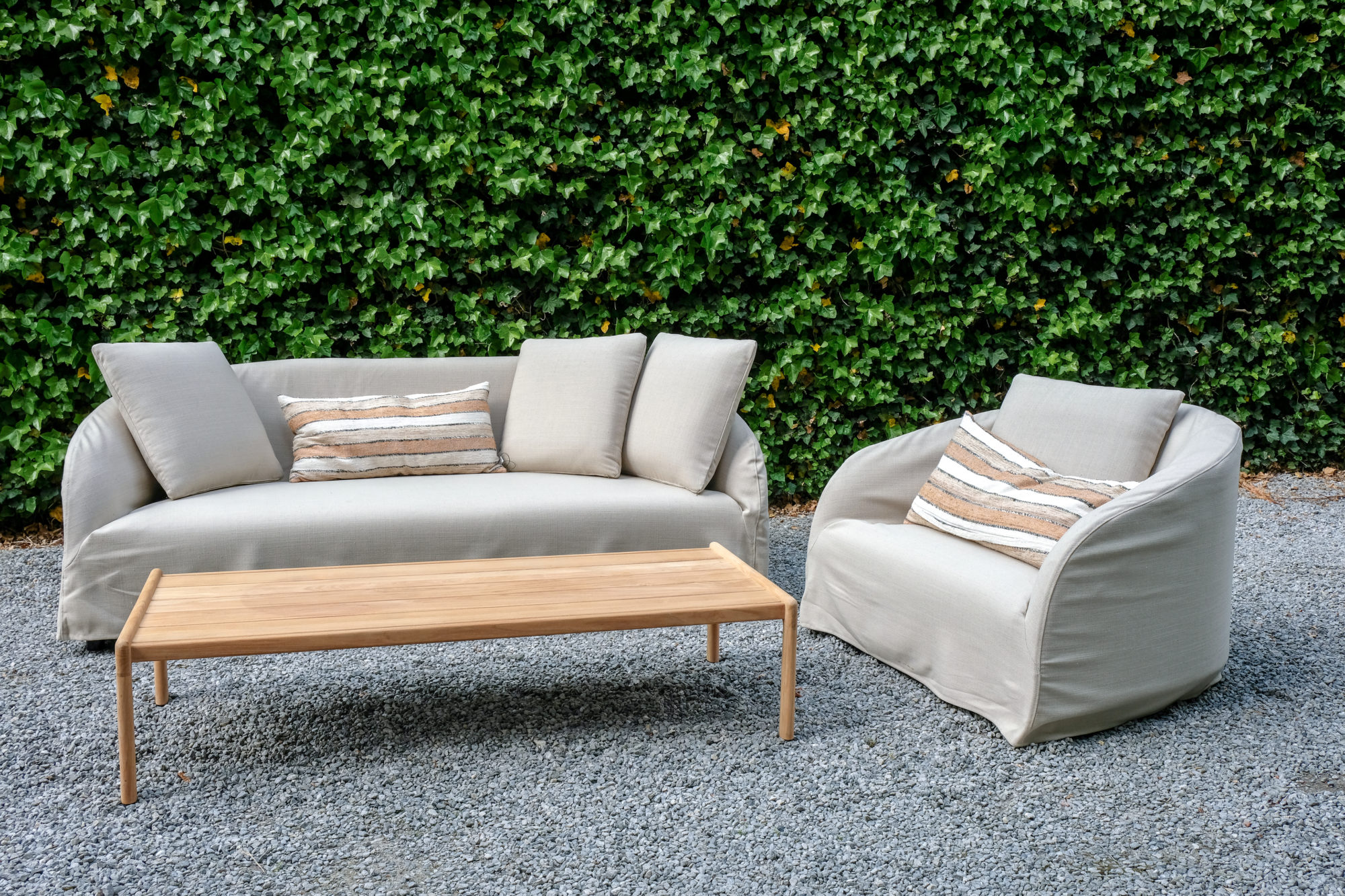 Canape d'exterieur Dahlia de la marque sits 3 places et un fauteuil 1 place jardin et terrasse avec table basse en bois.