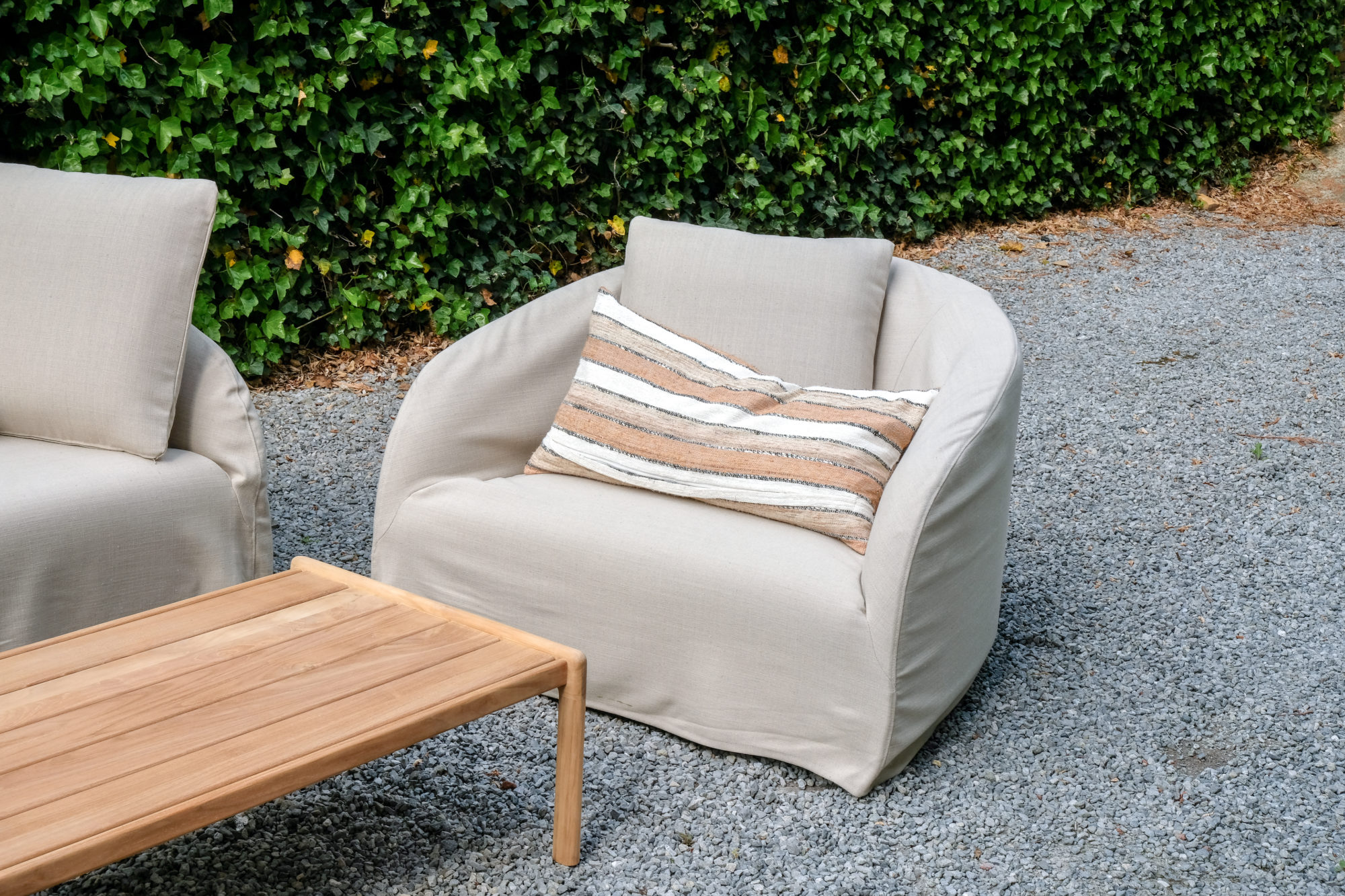 Canape d'exterieur Dahlia de la marque sits 3 places et un fauteuil 1 place jardin et terrasse avec table basse en bois.
