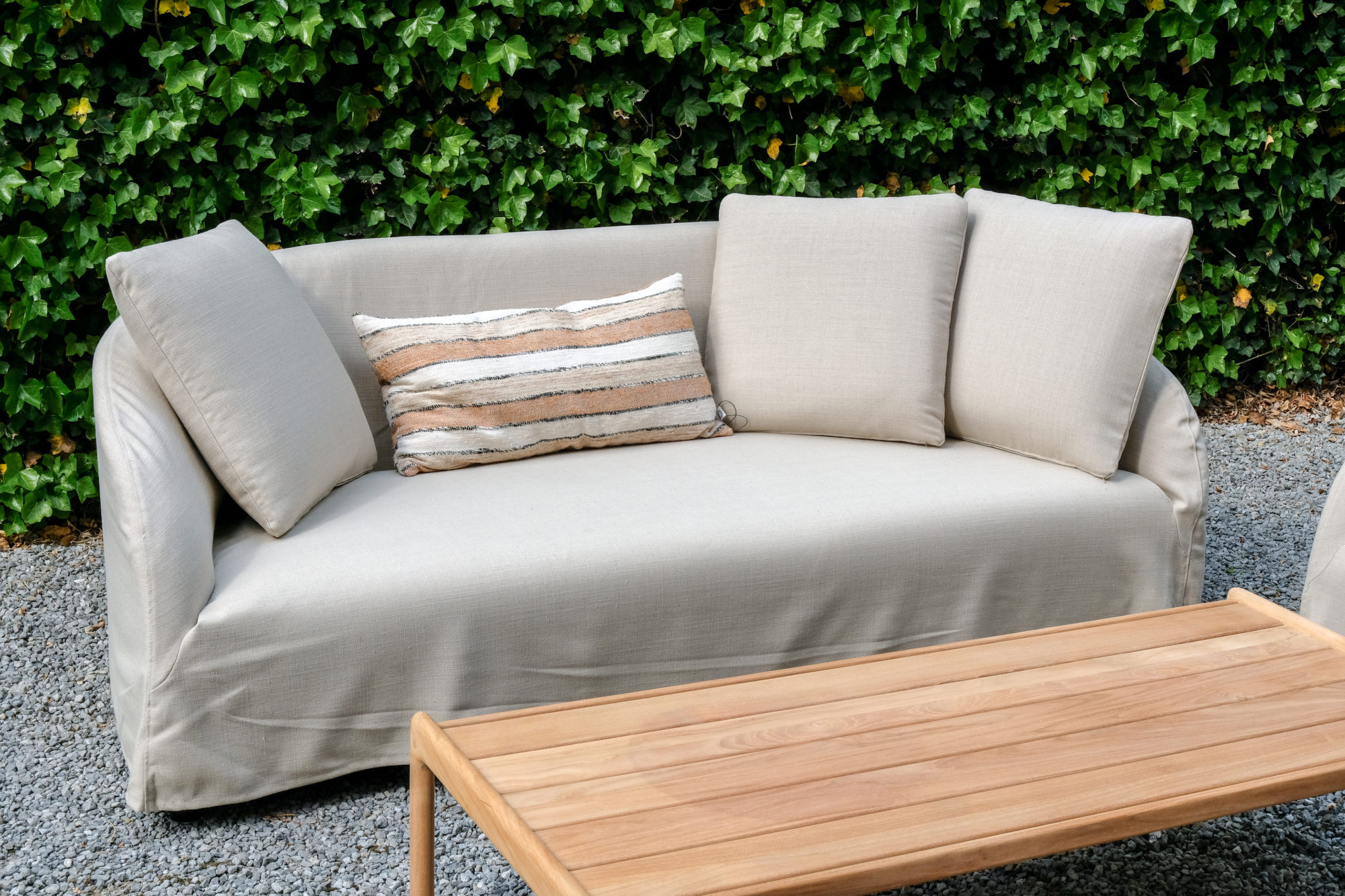Canape d'exterieur Dahlia de la marque sits 3 places et un fauteuil 1 place jardin et terrasse avec table basse en bois.