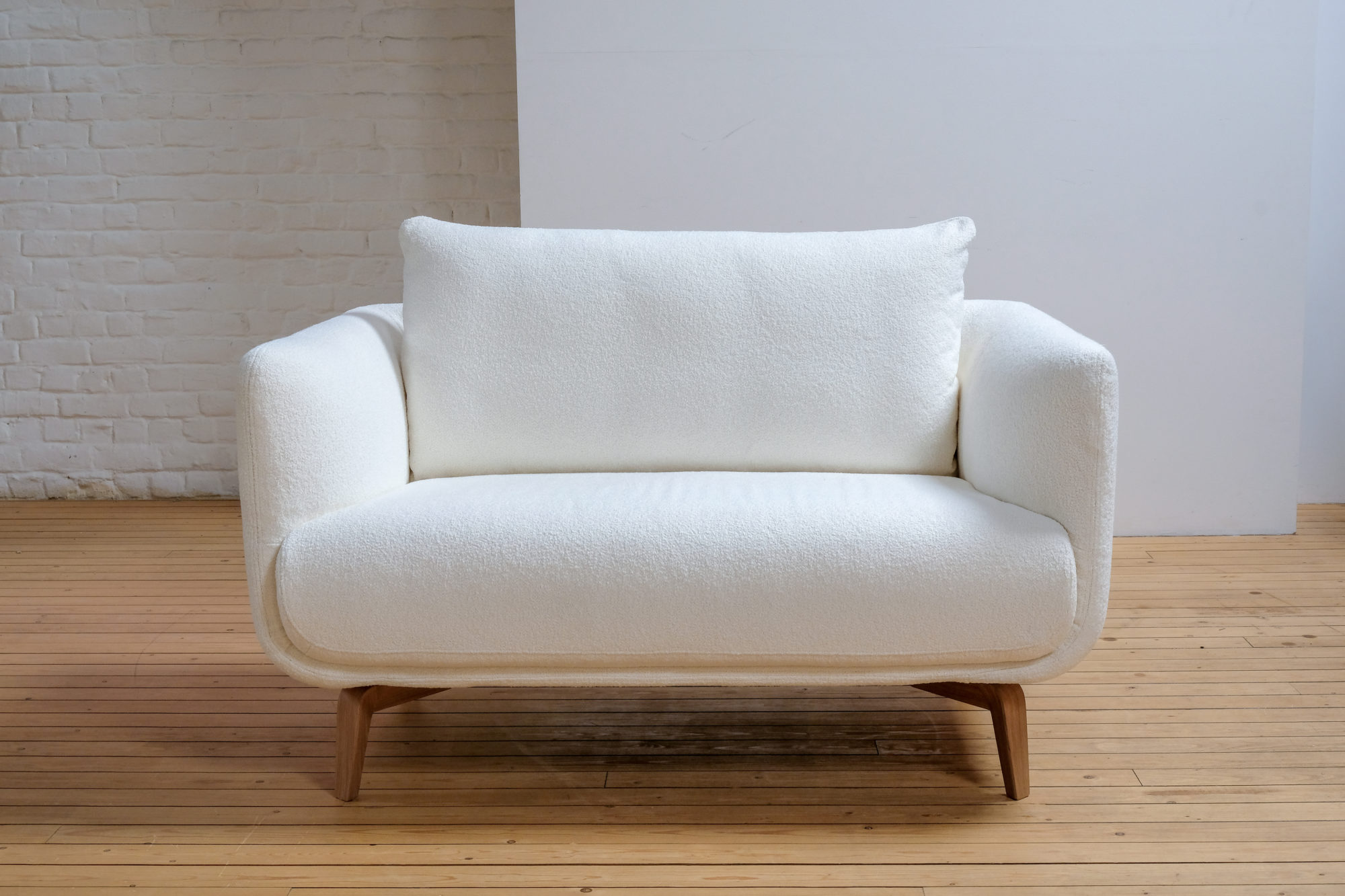 Fauteuil sits modele Moa couleur blanc cassé en tissu willow 1 off white GRIII de la marque olta