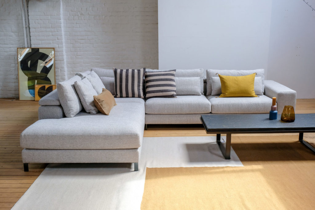 Un canapé sectionnel dans un salon avec une table basse.