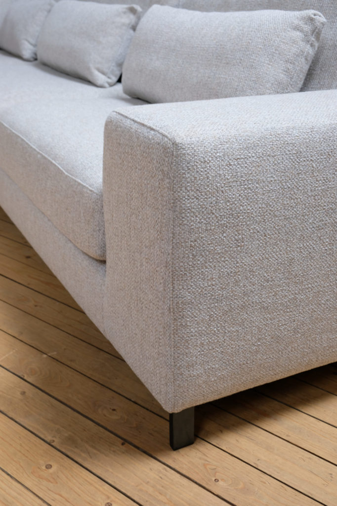 Une image d’un canapé sur un plancher en bois.