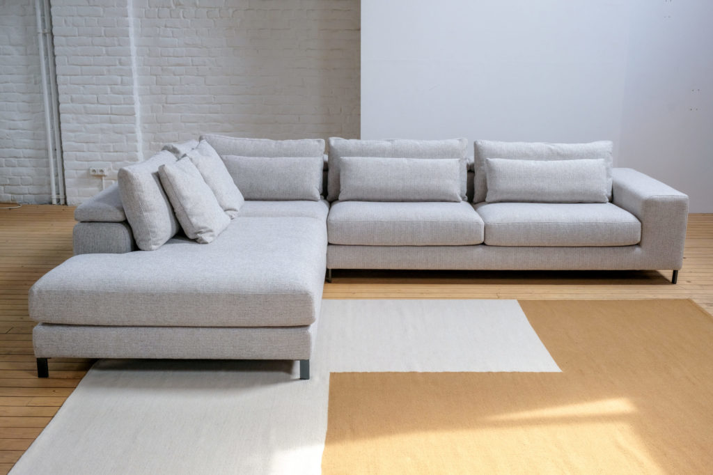 Canape Horizon en tissu reserve 4192 C50 de la marque olta coyuleur gris avec tapis et coussins